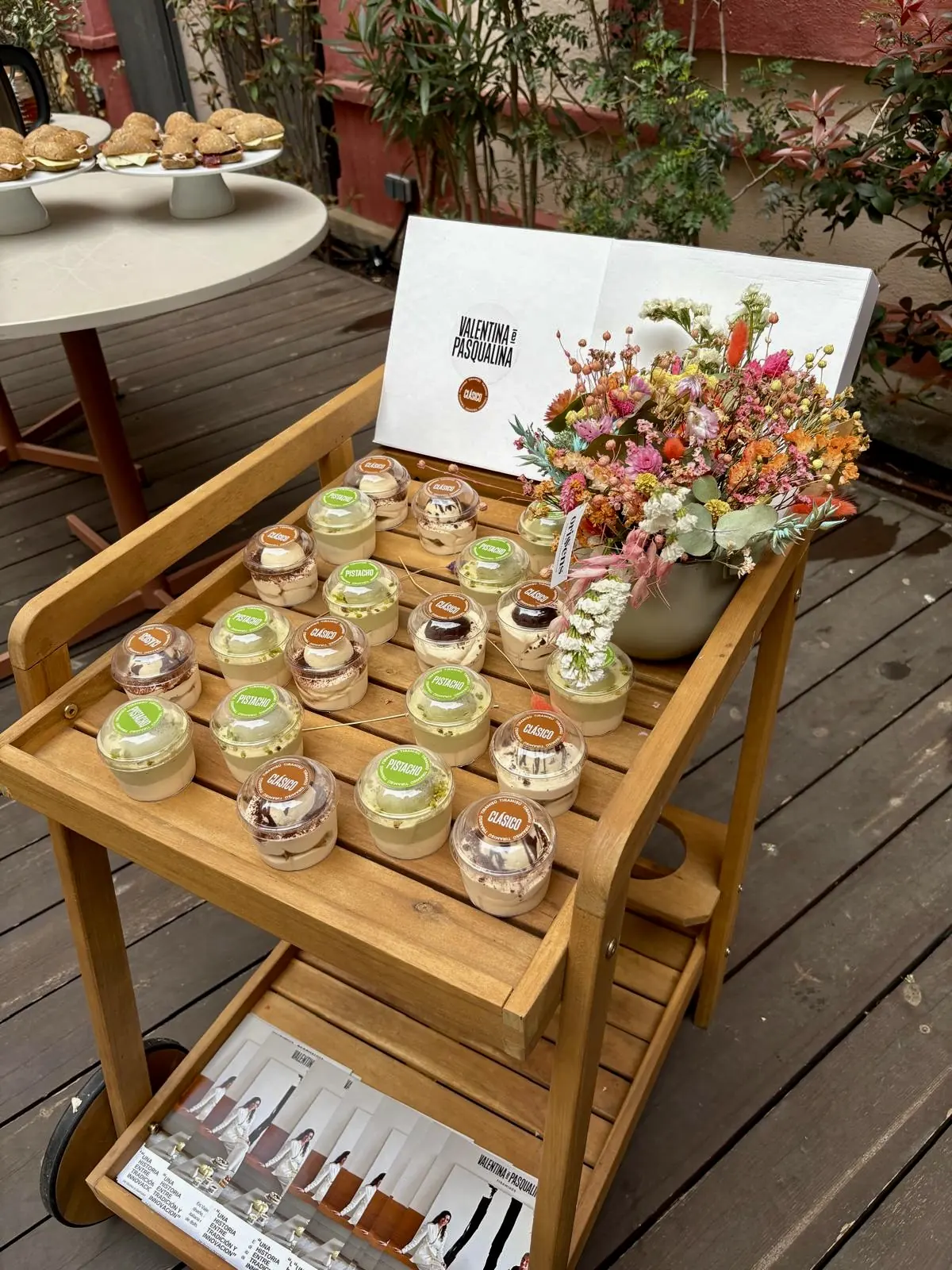 Carrito con dulces, flores y material impreso del encuentro