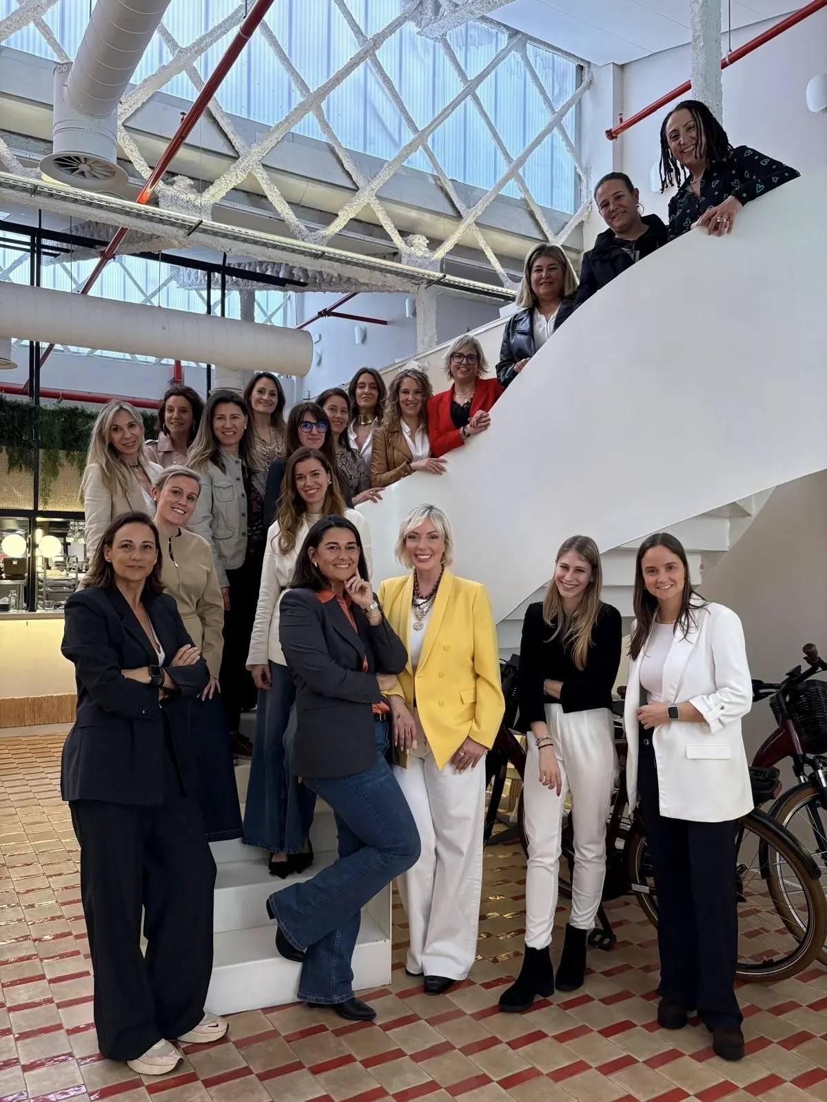 Foto de grupo de las asistentes a un encuentro IKONIKAS en una escalera blanca