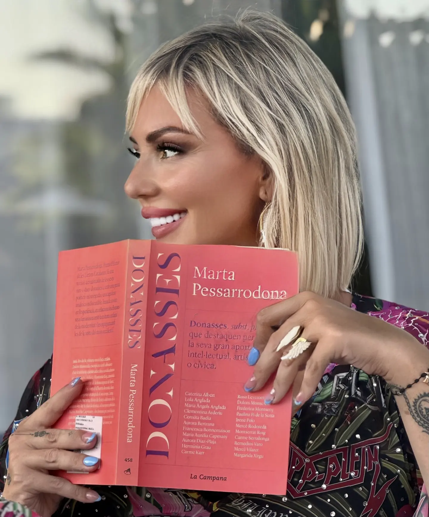 Meritxell Bautista con el libro «Donasses» de Marta Pessarrodona